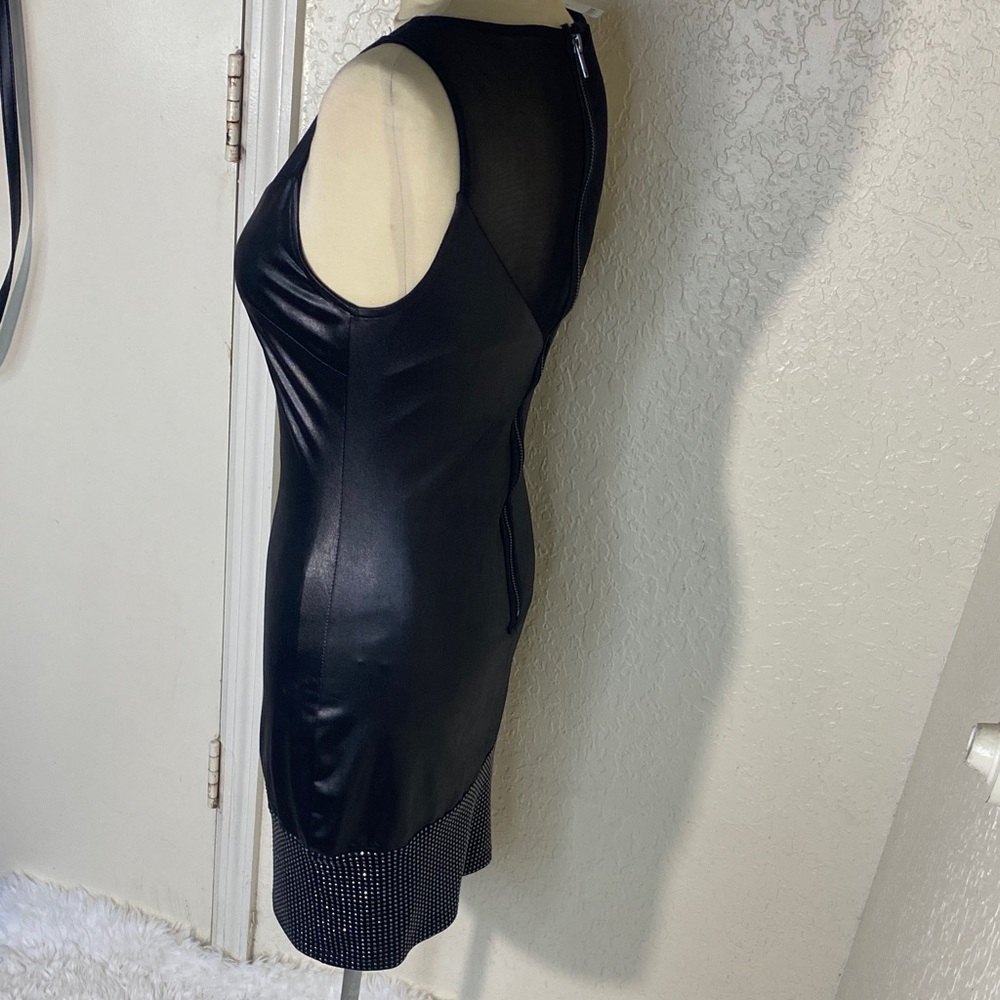 Elegant and sexy fitted black faux leather dress Sleeveless - Picture 7 of 12